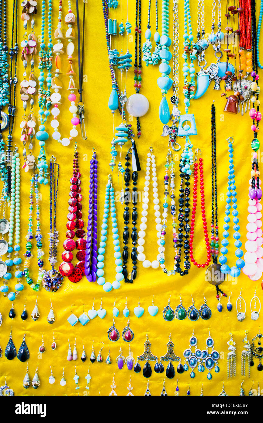 Gioielli di souvenir sul display in un mercato turco Foto Stock