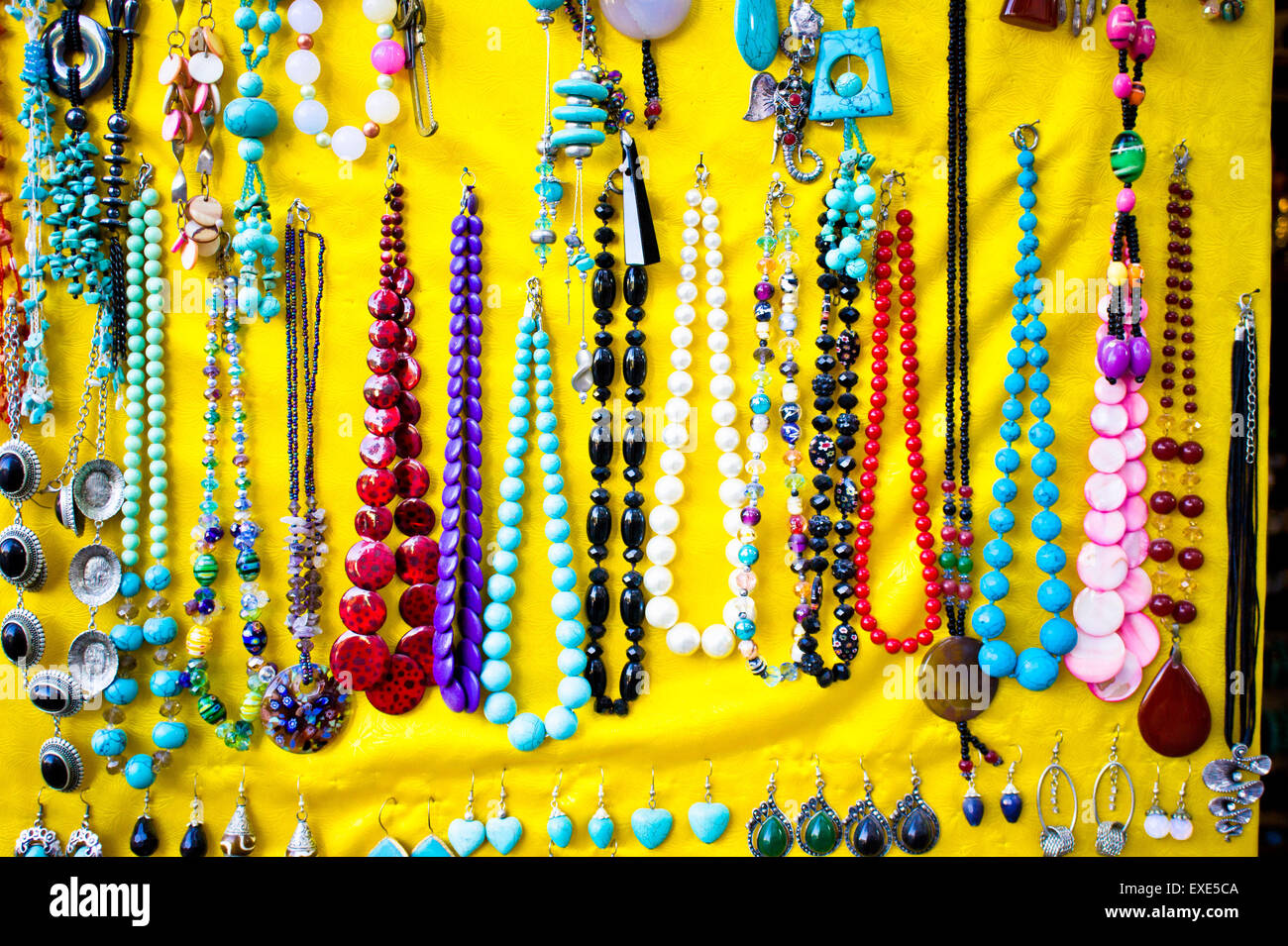Gioielli di souvenir sul display in un mercato turco Foto Stock