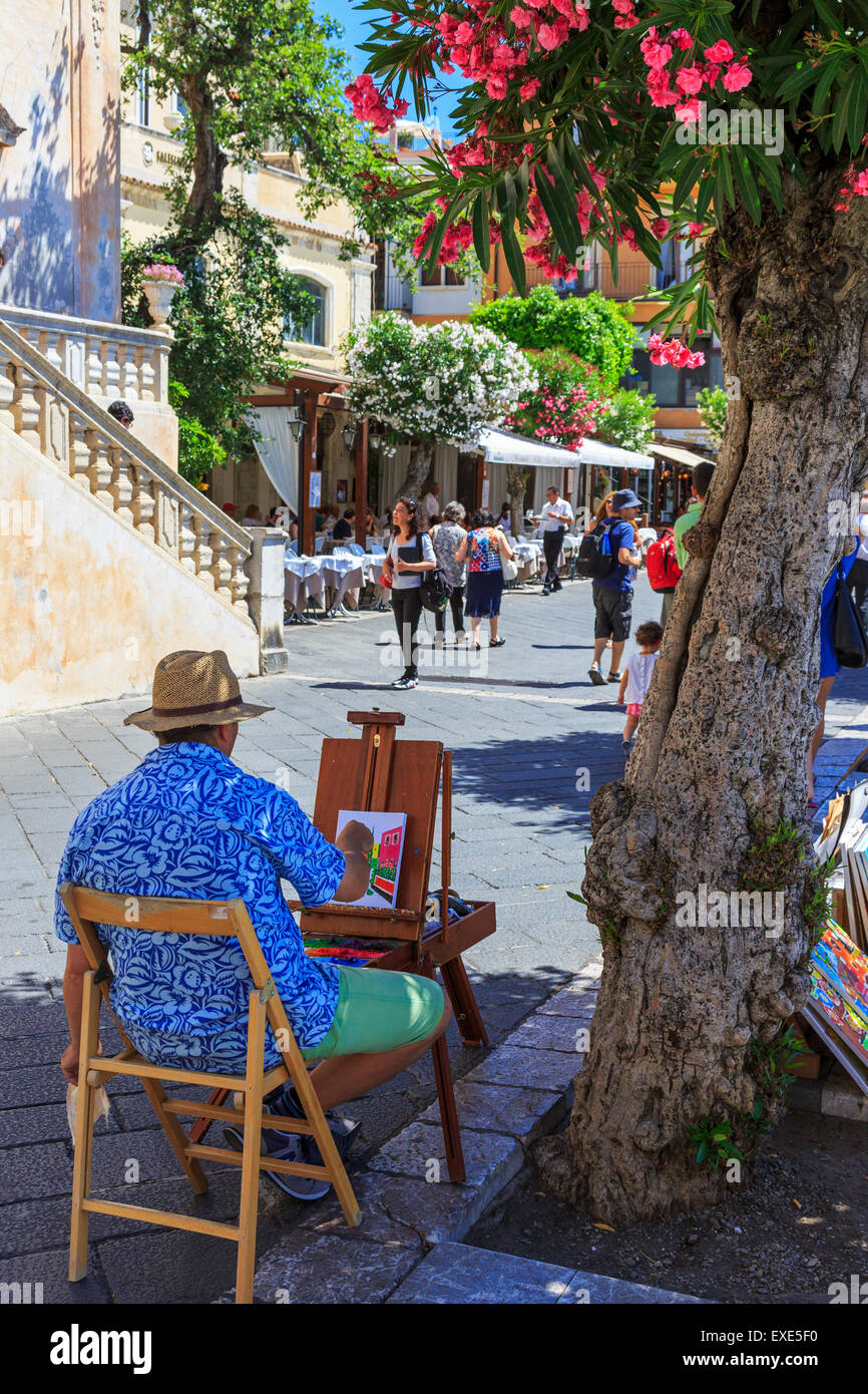 Artista locale il lavoro in corso Umberto vicino ad Aprile Square, Taormina, distretto di Messina, Sicilia, Italia Foto Stock