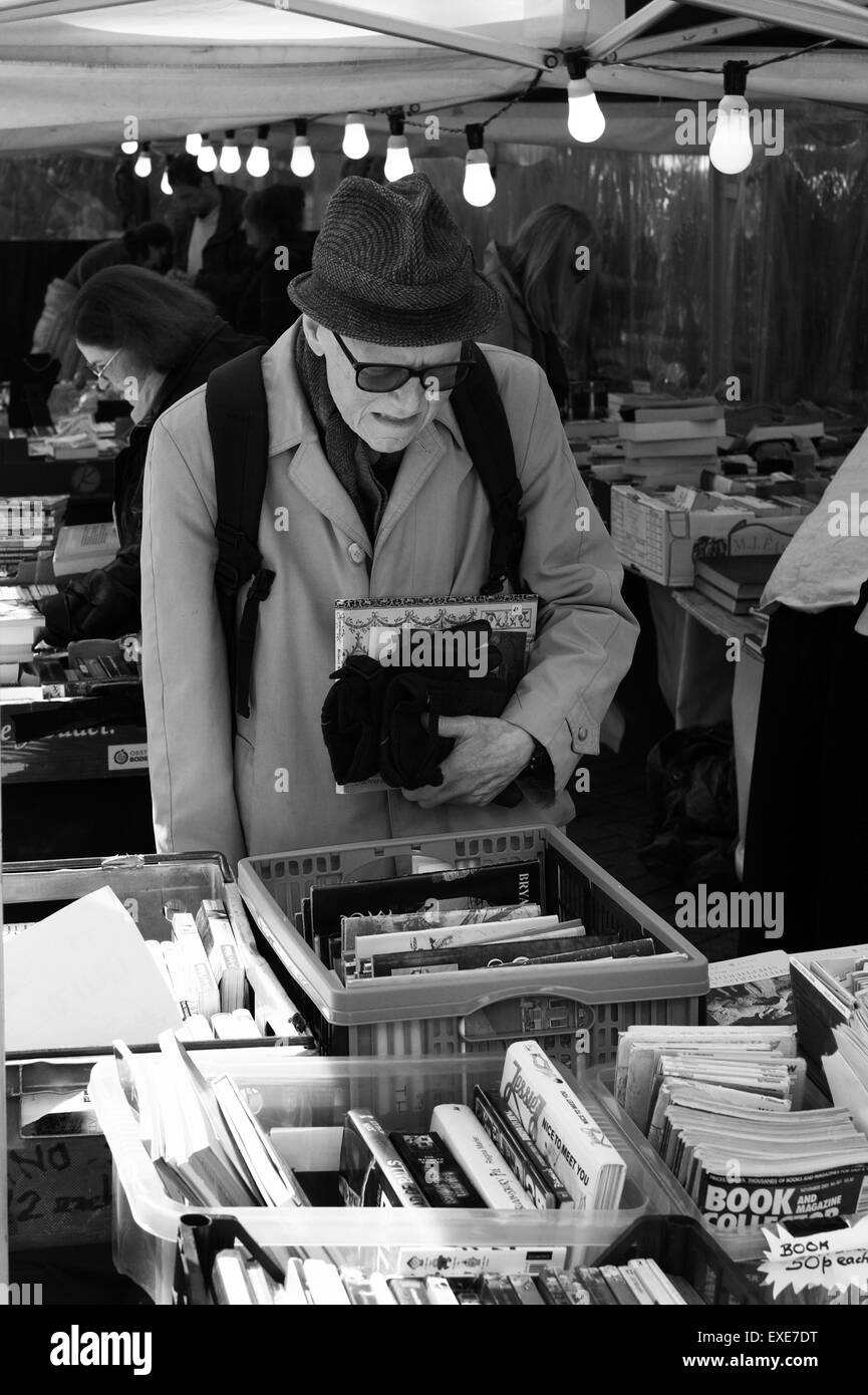 Uomo al libro in stallo nel mercato di Oxford Foto Stock