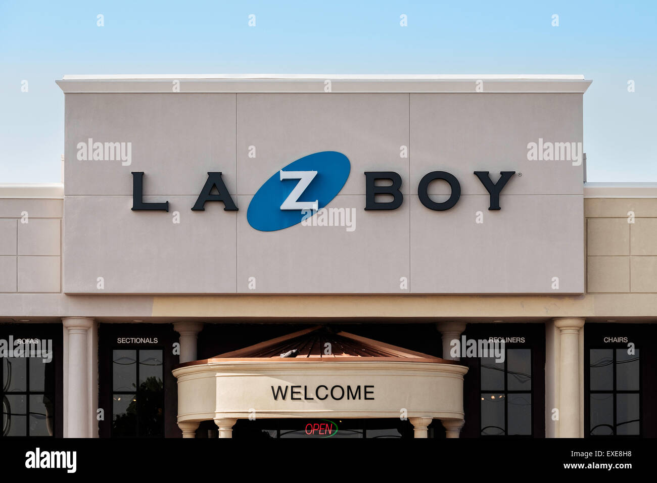 La parte superiore esterna di una La Z Boy store nella città di Oklahoma, Oklahoma, Stati Uniti d'America parzialmente dipinto. Foto Stock