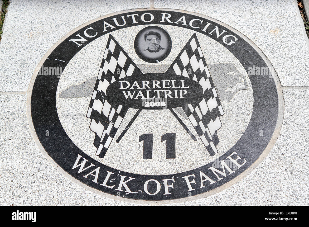 Darrell Waltrip sul North Carolina Auto Racing Walk of Fame in Mooresville, North Carolina, STATI UNITI D'AMERICA Foto Stock
