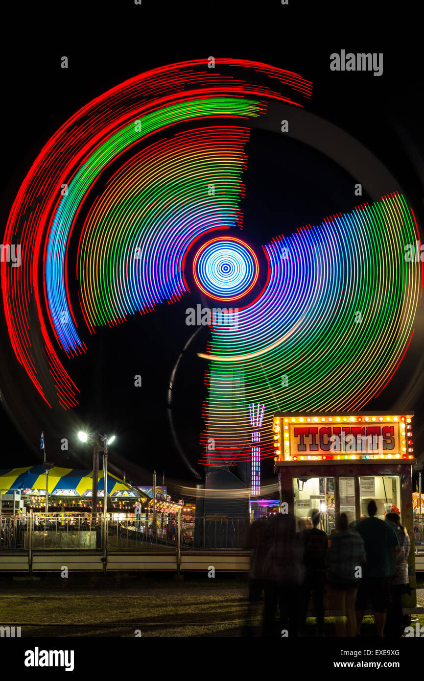Esposizione lunga notte fotografia del kamikaze Ride a nordest Florida Fair di Callahan, Florida. Foto Stock