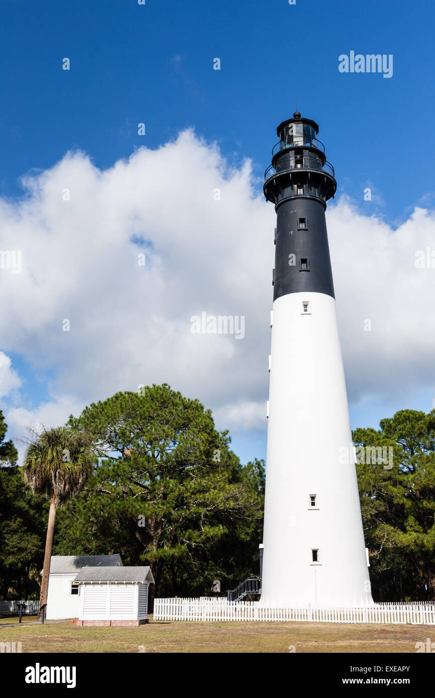 Bellissima giornata a caccia Island Lighthouse sulla caccia Island, nella Carolina del Sud. Foto Stock