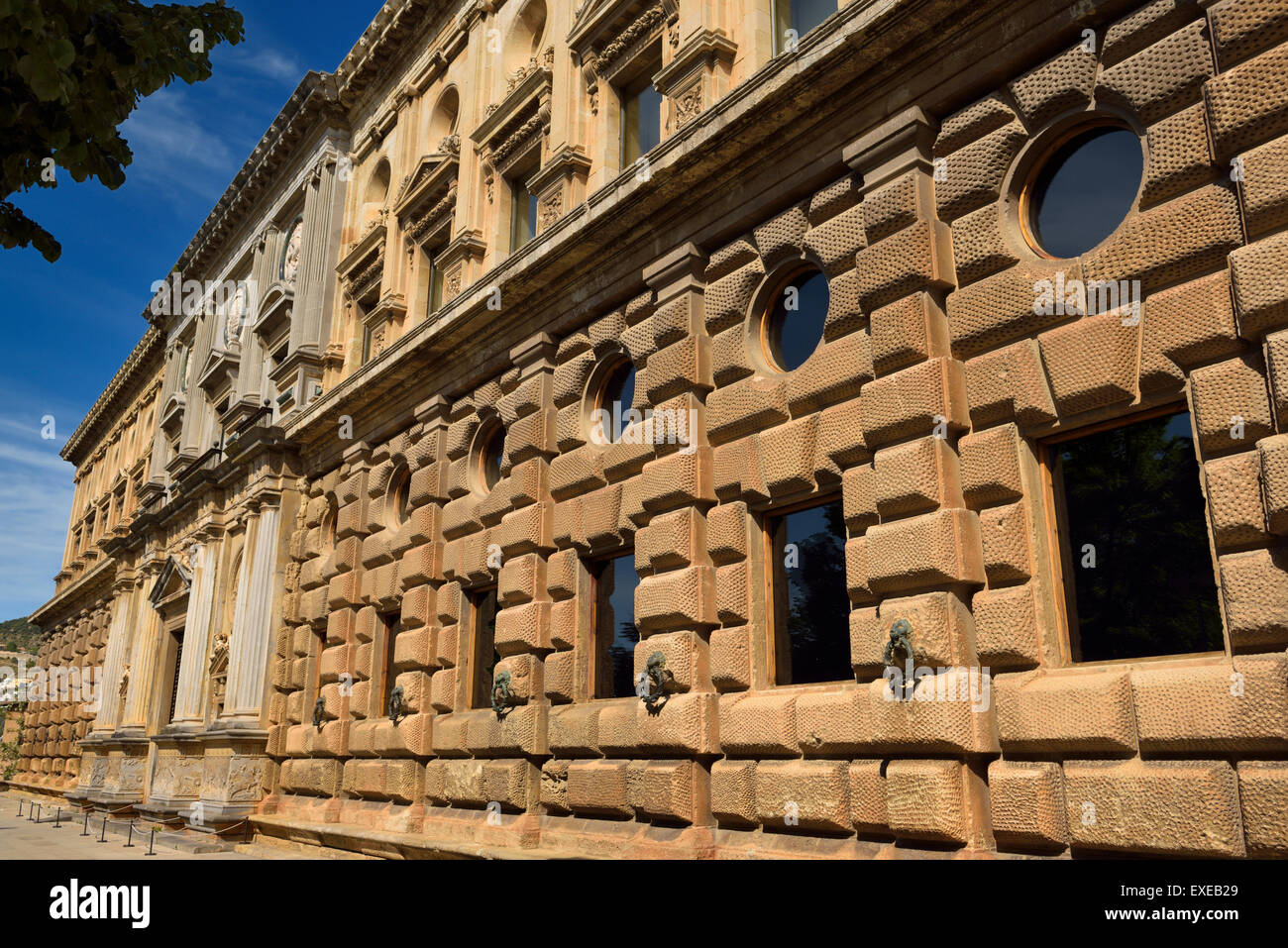 Bugnato inferiore e superiore a bugnato a lato sud del Palazzo di Carlo V a Alhambra di Granada Spagna Foto Stock