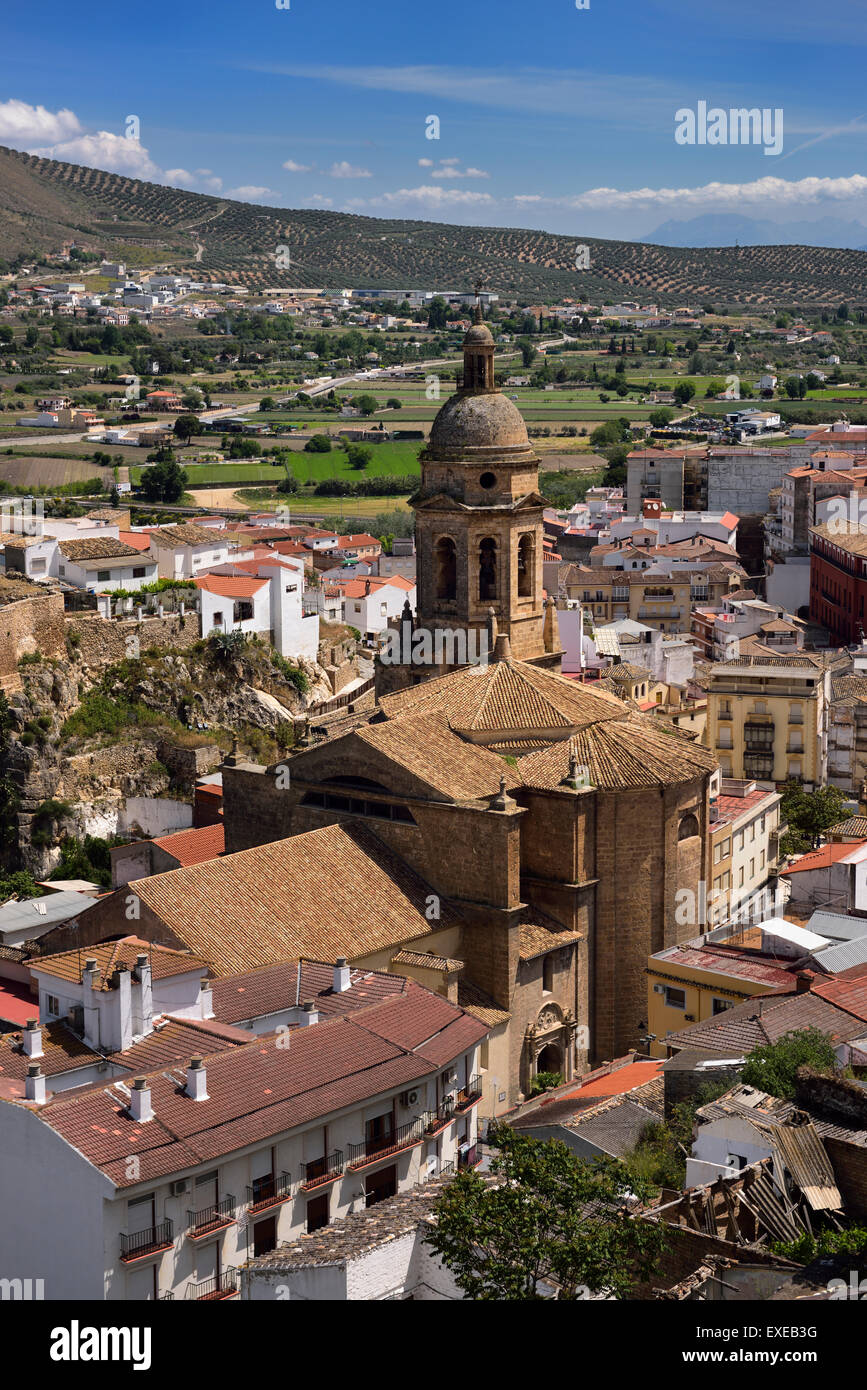 Chiesa dell'incarnazione con alcazaba rovine nel fertile genil river valley a Loja Granada Spagna Foto Stock