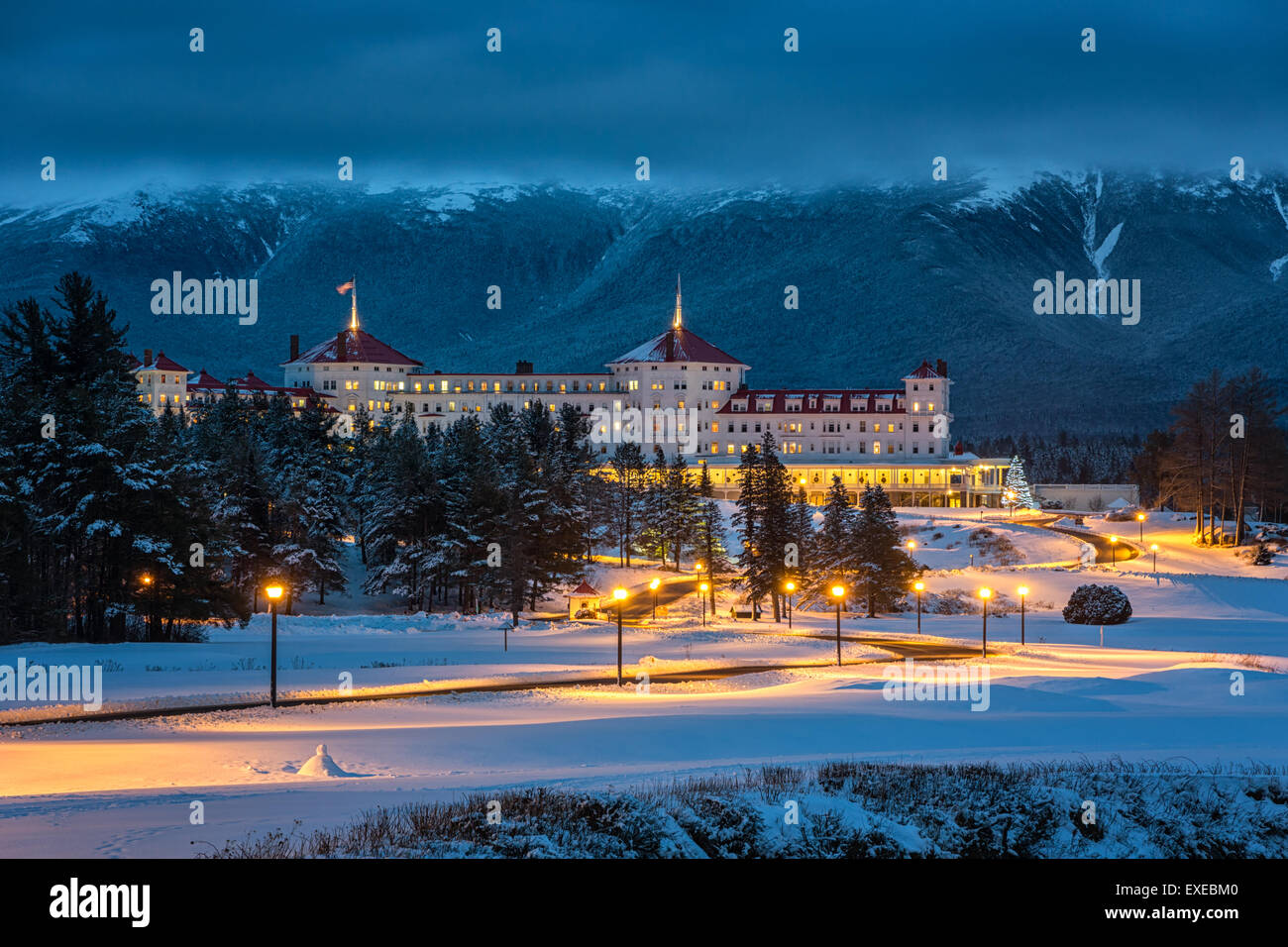Mount Washington Hotel ricoperta di neve al crepuscolo, le istituzioni di Bretton Woods, New Hampshire Foto Stock