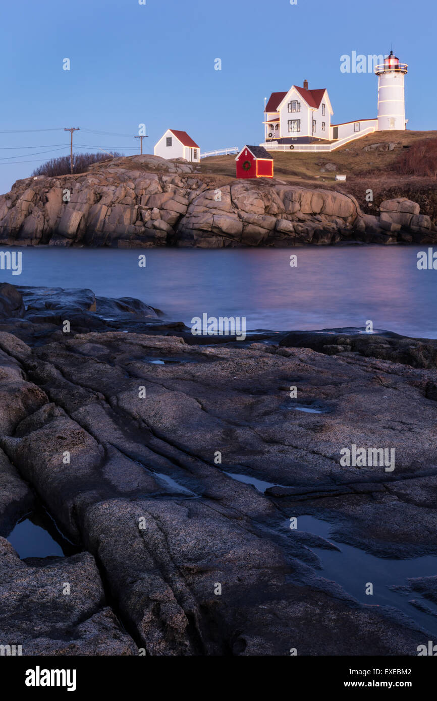 Cape Neddick faro lungo Maine's Sponde rocciose al crepuscolo, York Beach, Maine Foto Stock