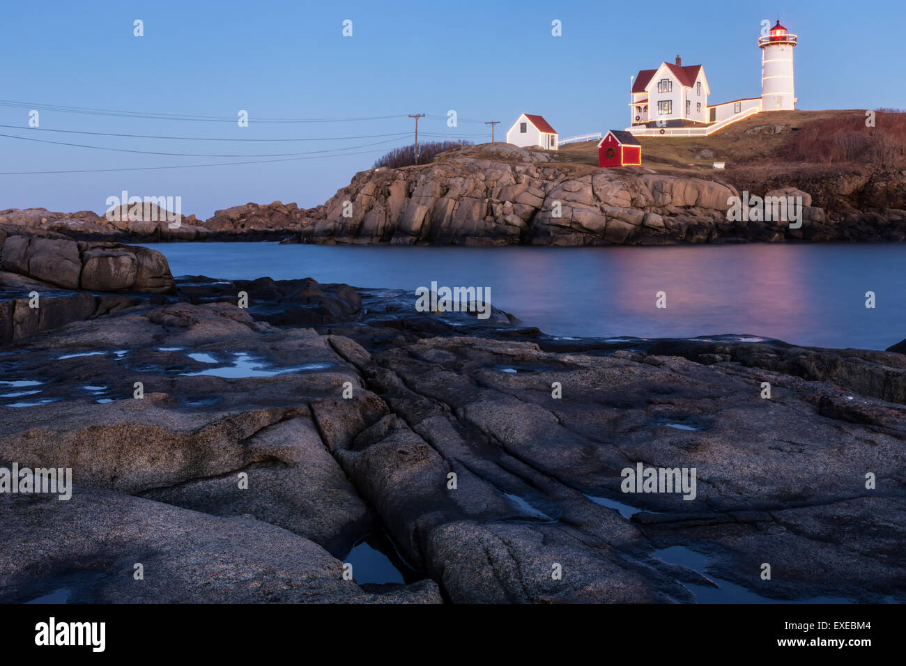 Cape Neddick faro lungo Maine's Sponde rocciose al crepuscolo, York Beach, Maine Foto Stock