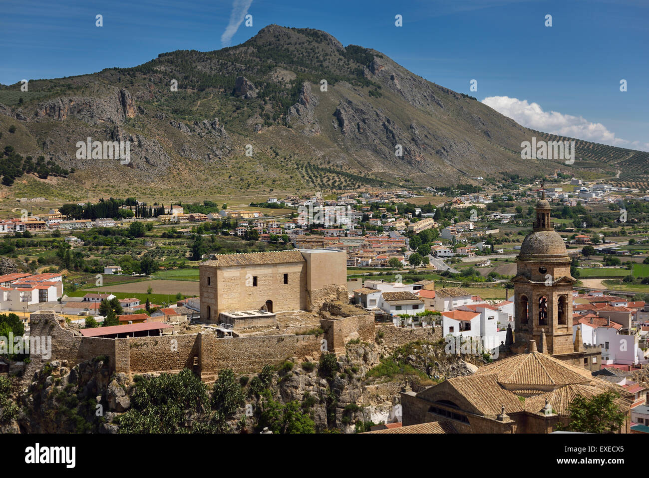 Chiesa dell'Incarnazione belfry e moresco Alcazaba fortezza sotto Gorda Peak a Loja Granada Spagna Foto Stock