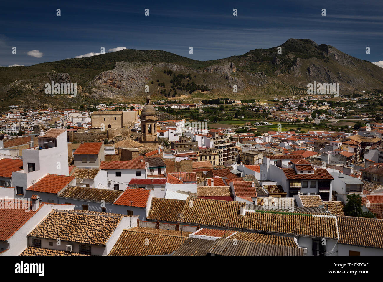 Panoramica delle tegole sul tetto con chiesa dell incarnazione e gorda peak a Loja Granada Spagna Foto Stock