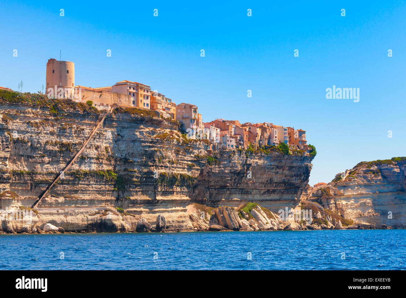 Le vecchie case e la fortezza sulla scogliera. Bonifacio, Corsica, Francia Foto Stock