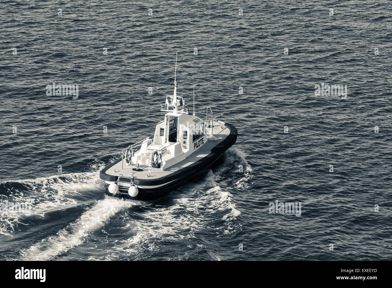 Piccola barca pilota è in corso su un acqua di mare, foto in bianco e nero Foto Stock