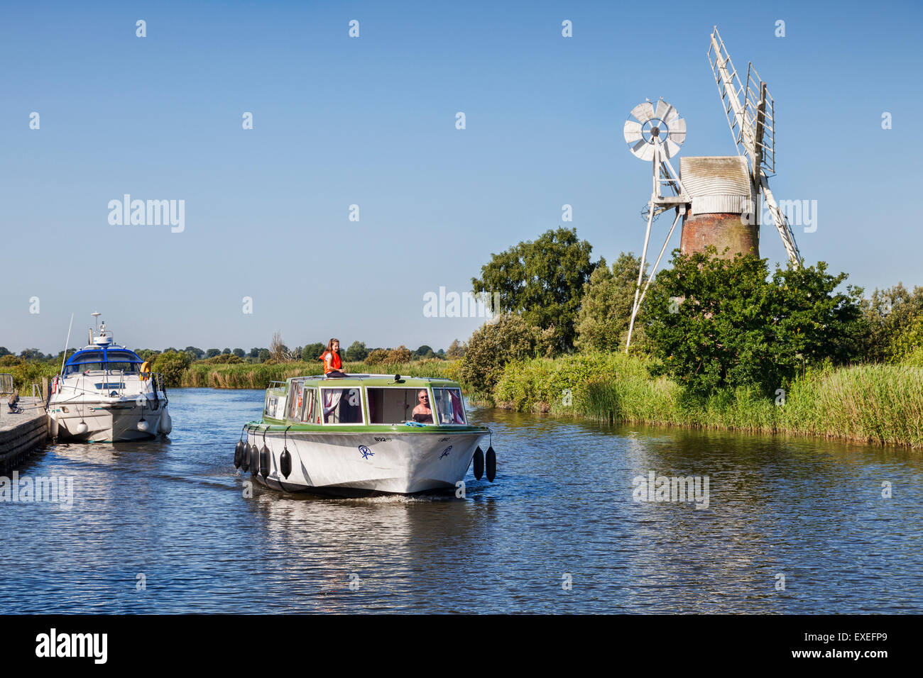 Incrociatori del motore vicino a Turf Fen Mulino a vento sulla Norfolk Broads, Norfolk, Inghilterra Foto Stock