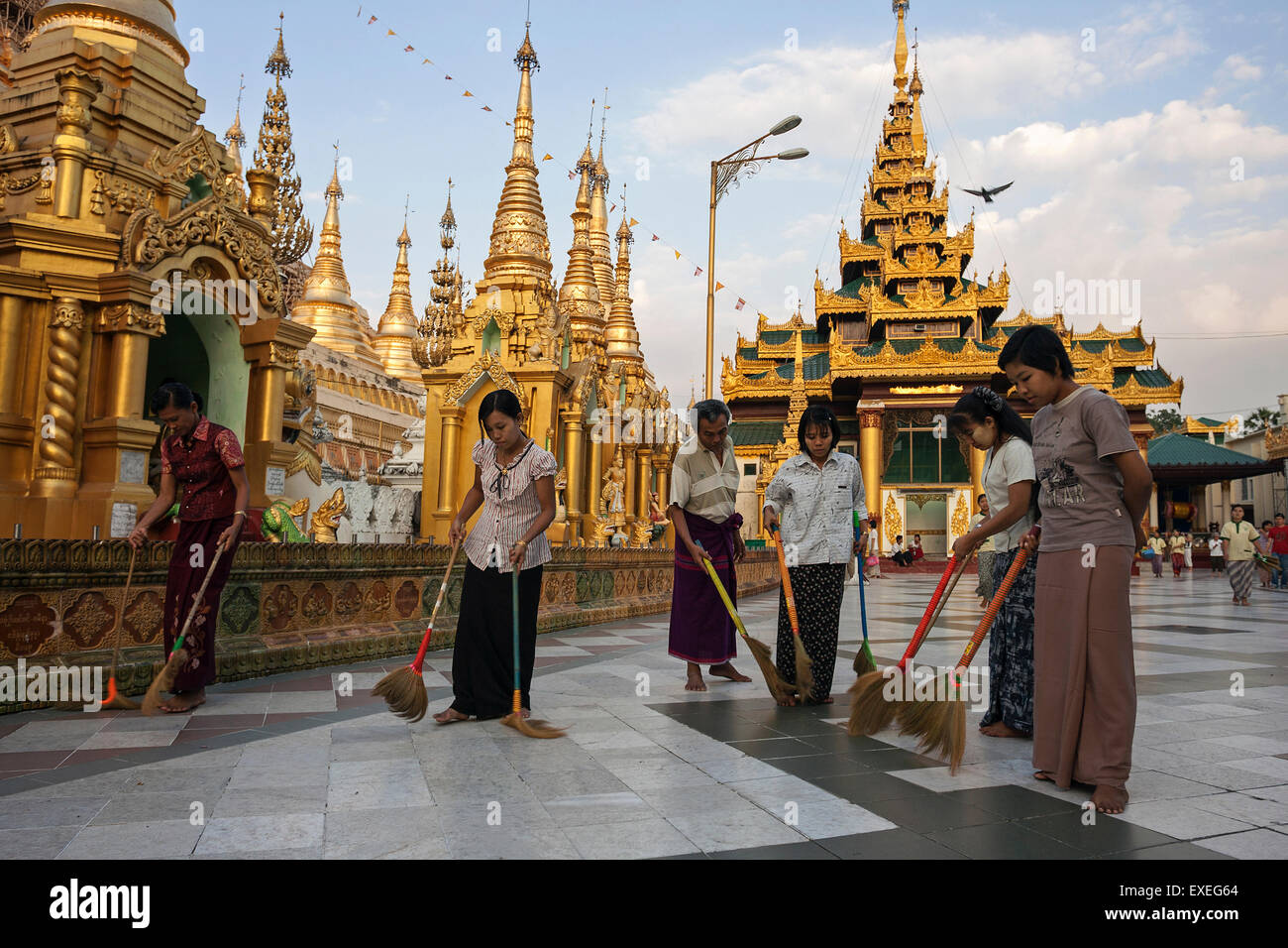 Donne spazzare il pavimento in corrispondenza del sito della Shwedagon pagoda Yangon, Myanmar Foto Stock