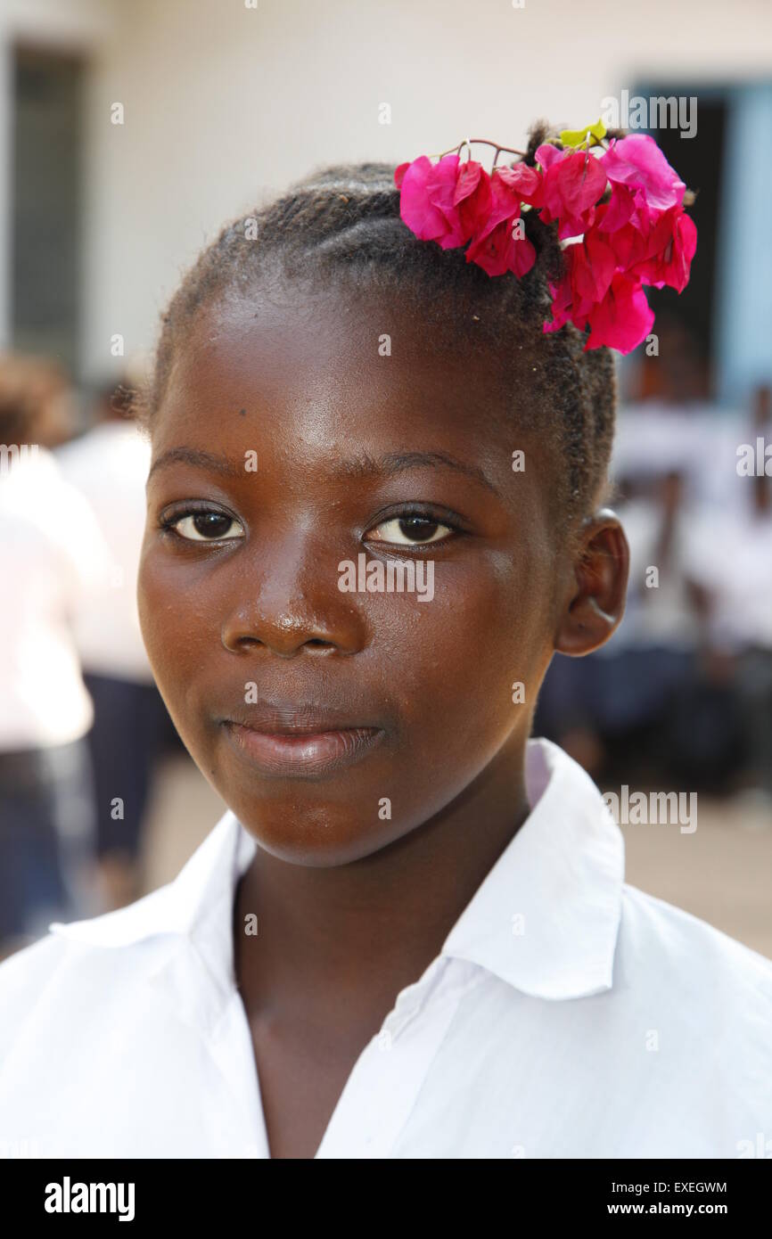 Schoolgirl in uniforme, con fiori nei capelli, Zhinabukete, Kawongo distretto, nella provincia di Bandundu, Congo-Brazzaville Foto Stock