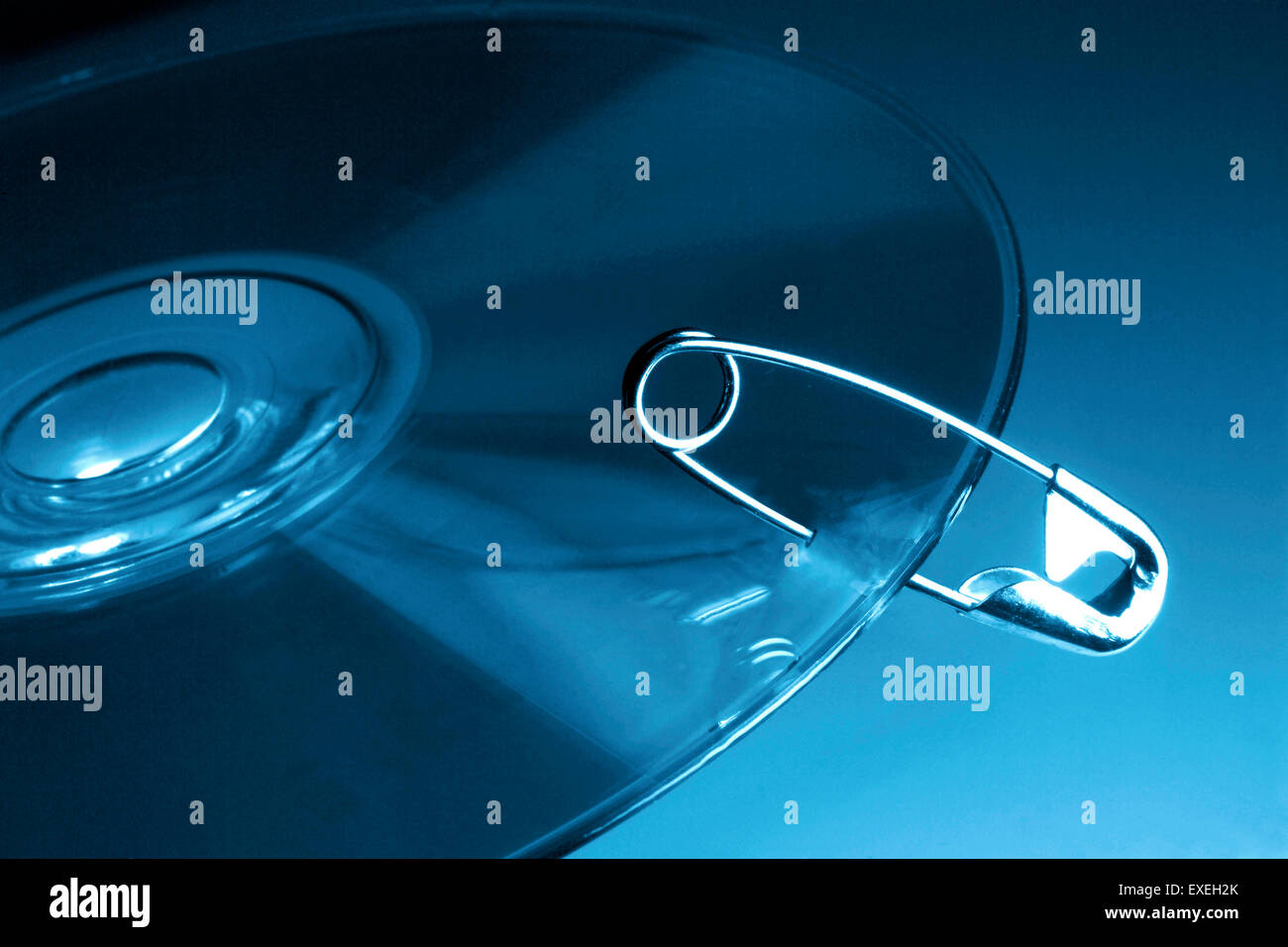 CD-ROM simbolicamente fissata con il perno di sicurezza Foto Stock