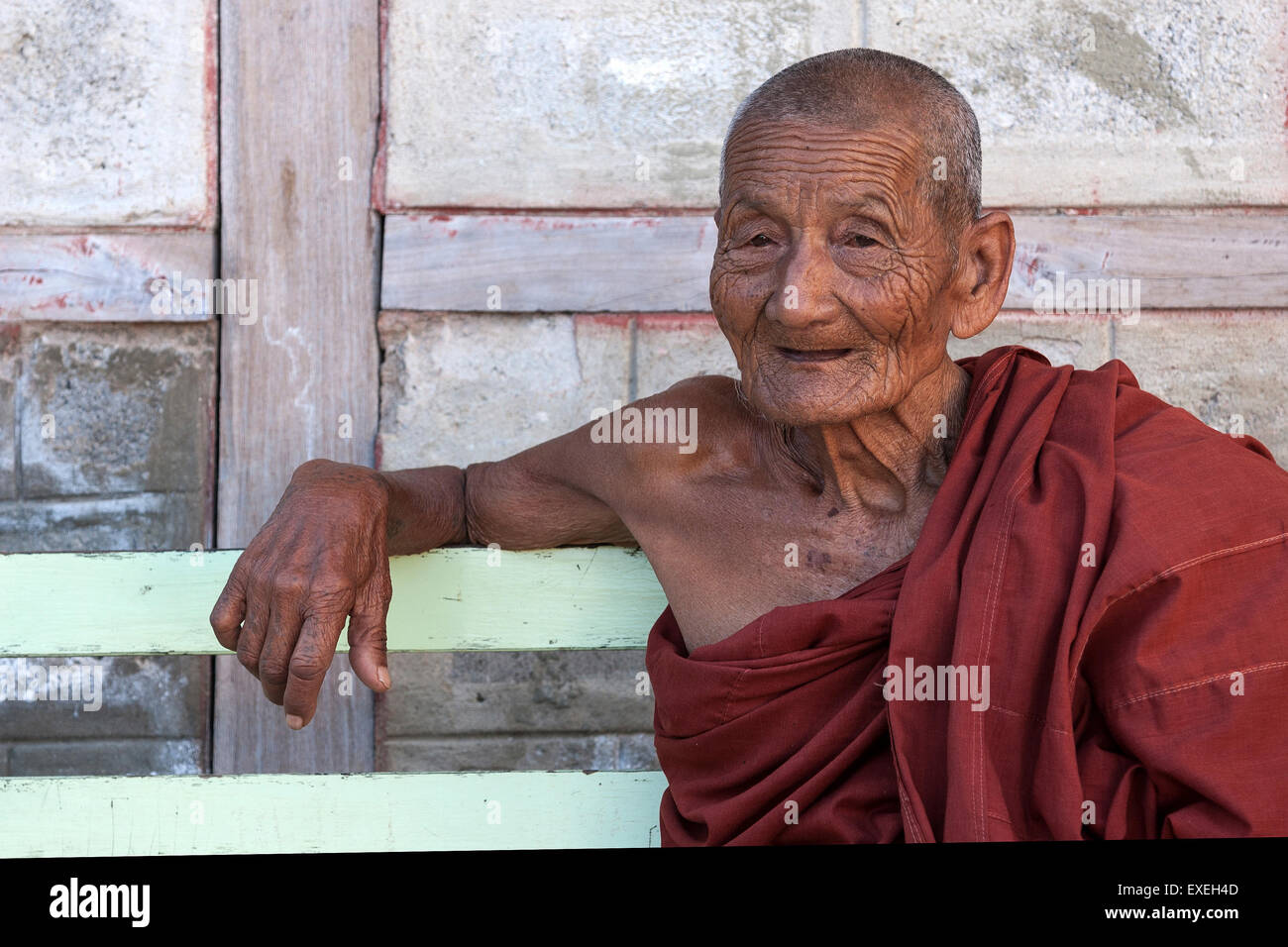 Vecchio monaco, Shwe Yan Bye Monastero, vicino a Nyaungshwe, Lago Inle, Stato Shan, Myanmar Foto Stock