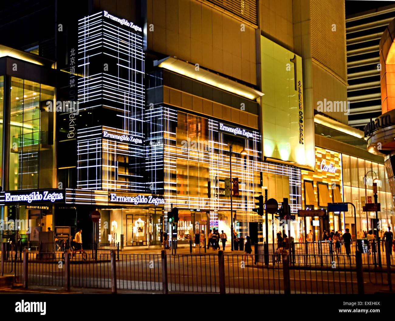 Ermenegildo Zegna Hong Kong Kowloon - Sim Sha Tsui - cinese Cina ( sera notte di luce al neon billboard ) Foto Stock
