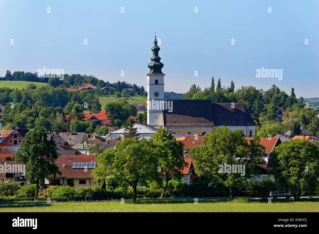 Townscape con la chiesa parrocchiale di San Martino, Waging am See, Chiemgau, Alta Baviera, Baviera, Germania Foto Stock