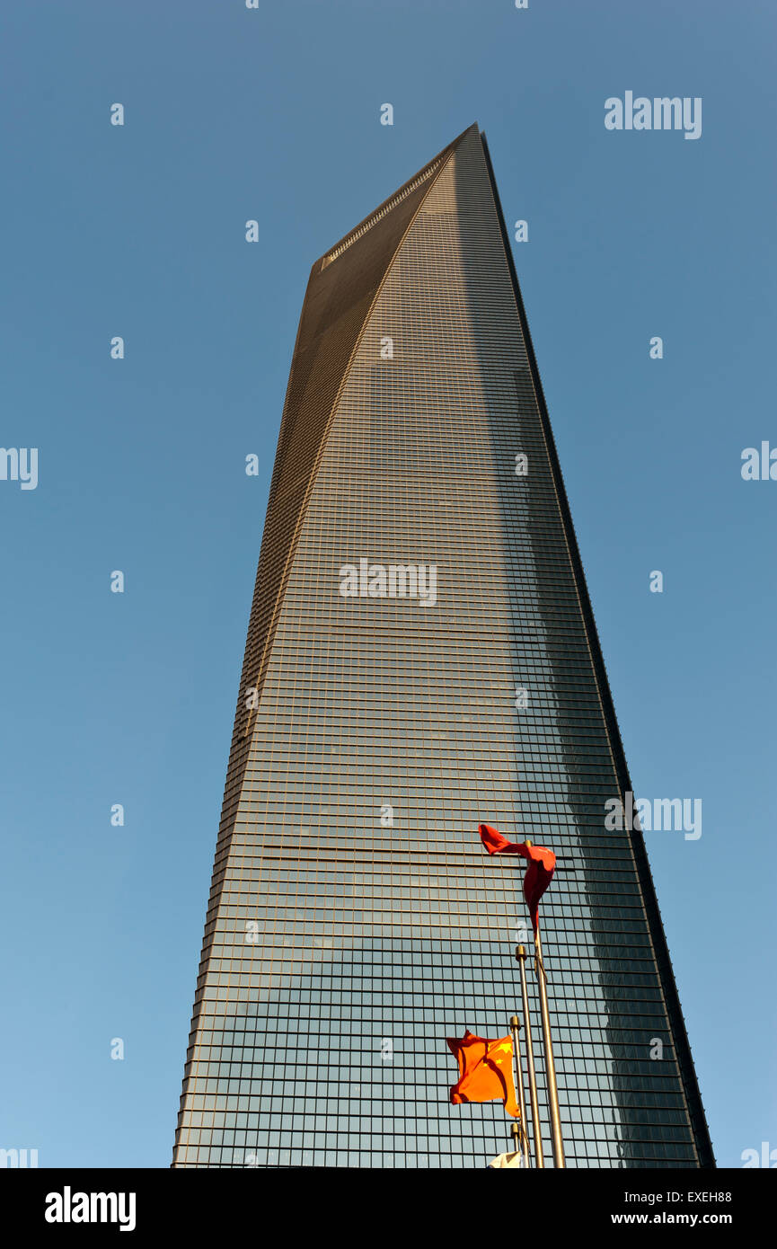 Grattacielo, SWFC World Financial Center di Shanghai con bandiere cinesi, Pudong, Shanghai, Cina Foto Stock