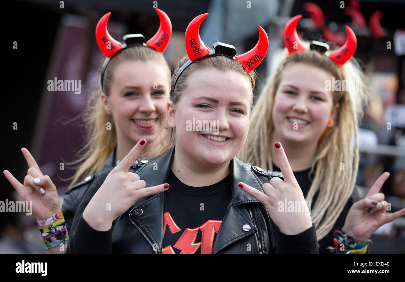 I fan della Australian rock band AC/DC pongono nel Veltins Arena prima che la band di concerto, Gelsenkirchen (Germania), 12 luglio 2015. Foto: Friso Gentsch/dpa Foto Stock