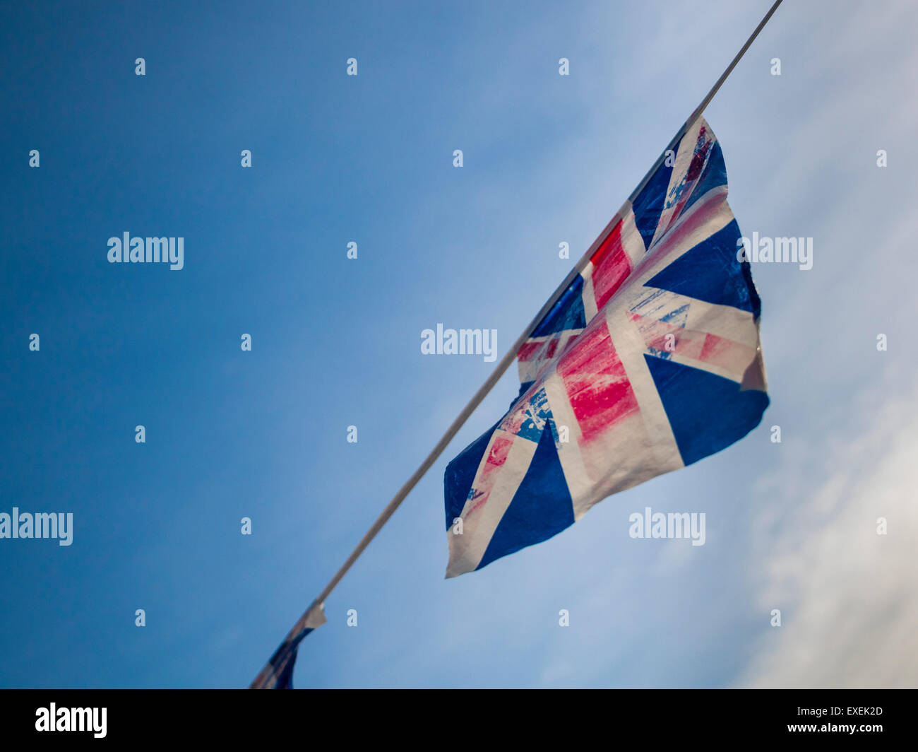 Sbiadita bandiera europea contro un cielo blu Foto Stock
