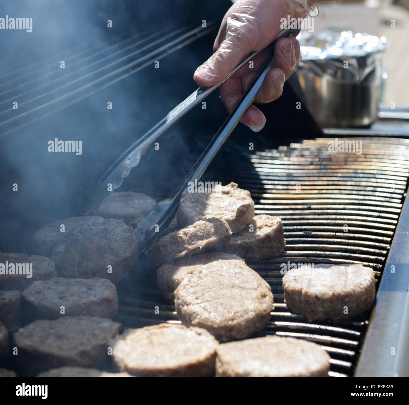 Bistecche di cottura sul grill caldo in un giorno di estate Foto Stock