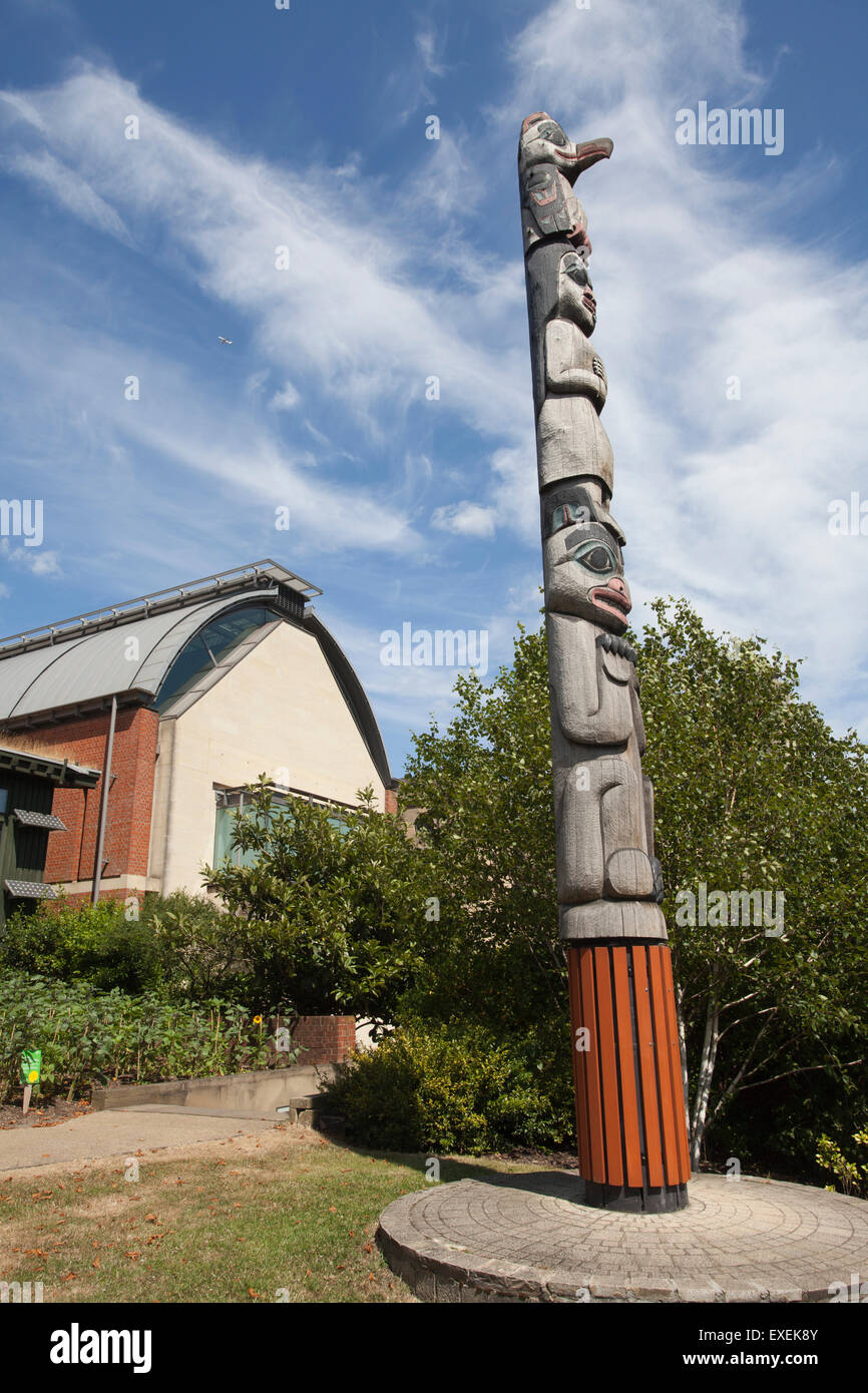 20-piede totem presso l'ingresso principale al Horniman Museum e Giardini, Forest Hill, a sud-est di Londra, England, Regno Unito Foto Stock