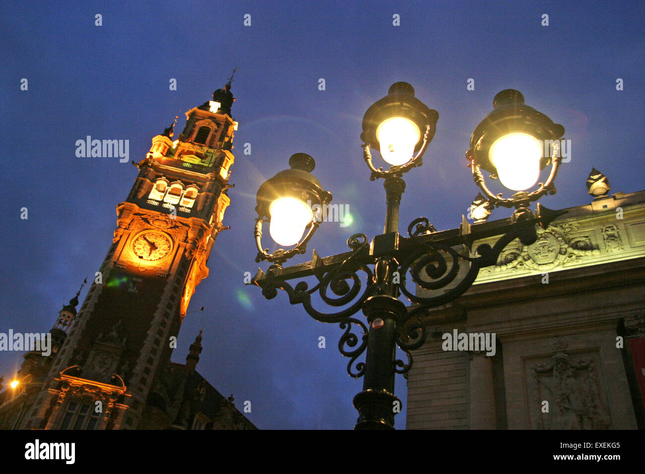 Una vista serale della Camera di Commercio di edificio in luogo de Théâtre piazza della città di Lille in Francia. Foto Stock