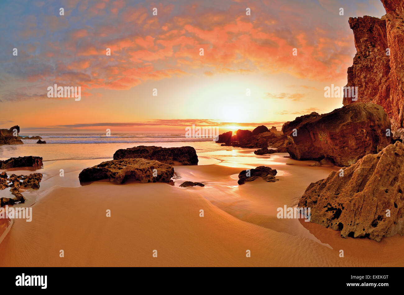 Il Portogallo, Algarve: Scenic tramonto a spiaggia sassosa Praia do Tonel in Sagres Foto Stock