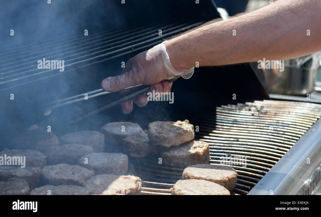 Bistecche di cottura sul grill caldo in un giorno di estate Foto Stock