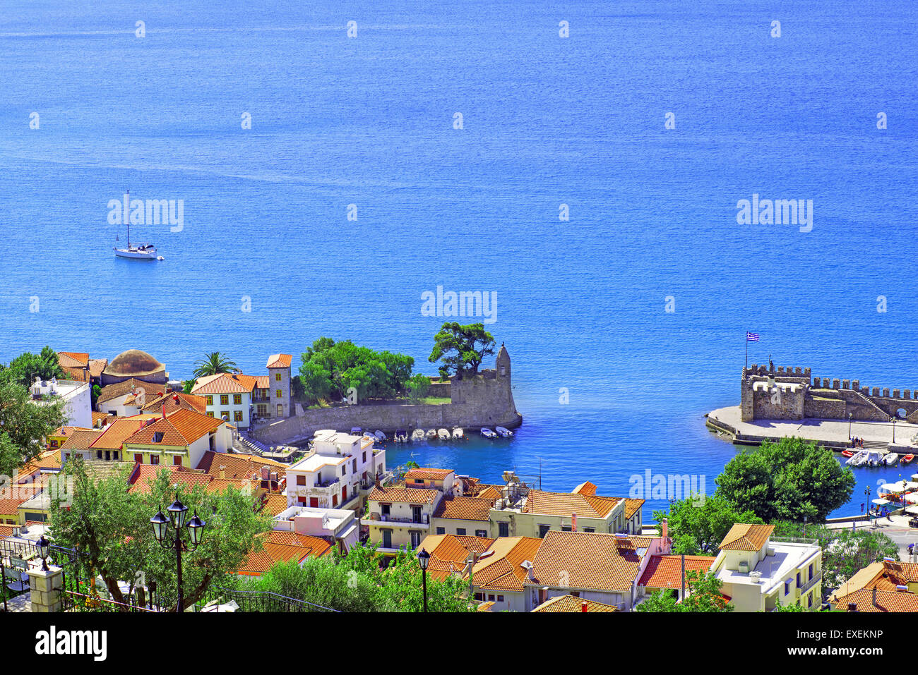 Vista di Nafpaktos porto medievale e città nella regione Aetoloacarnania,  Sterea Ellada, Grecia Foto stock - Alamy