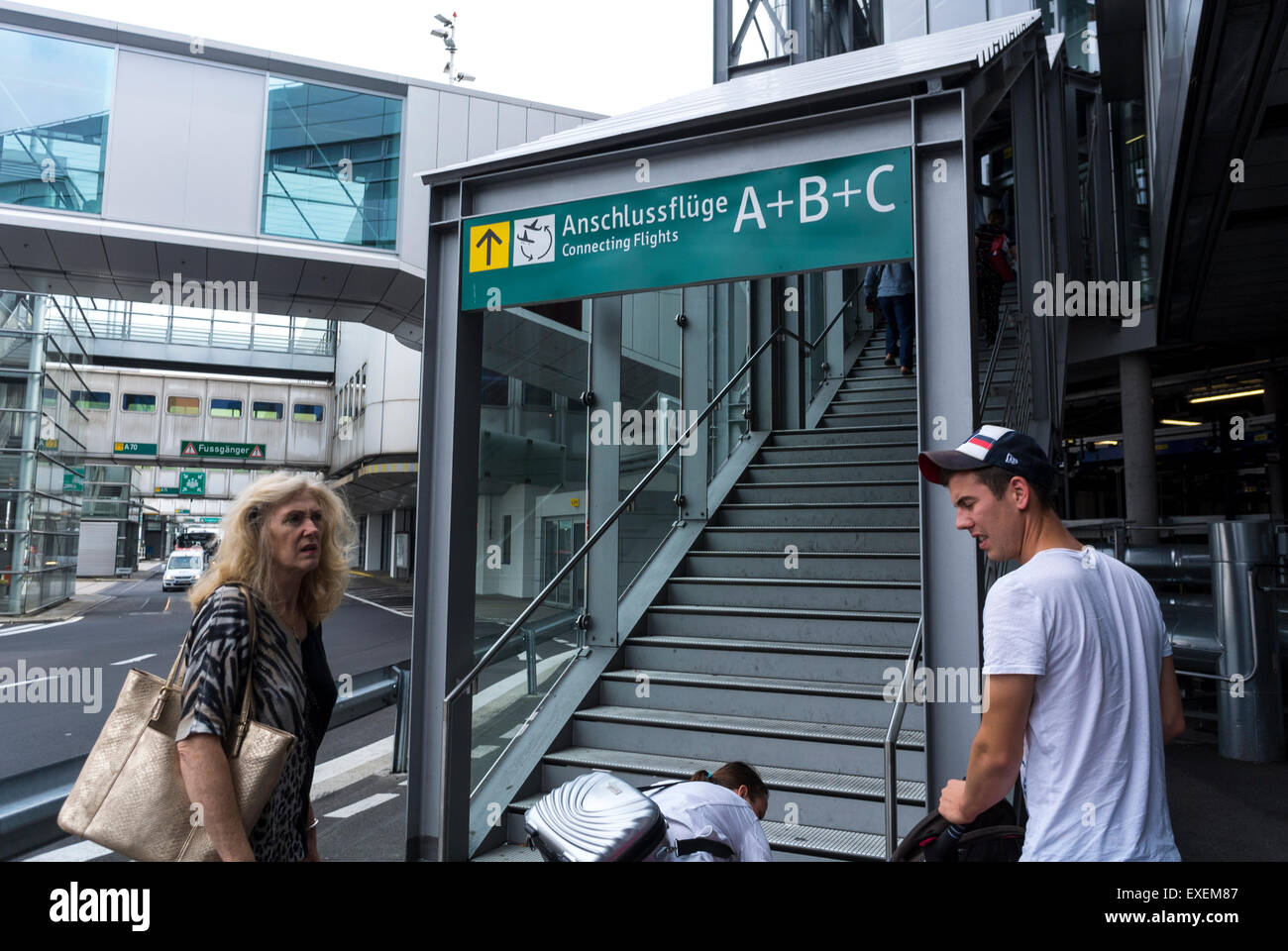 Dusseldorf, Germania, i turisti che viaggiano al di fuori della scala di accesso alla International Aeroporto tedesco Foto Stock