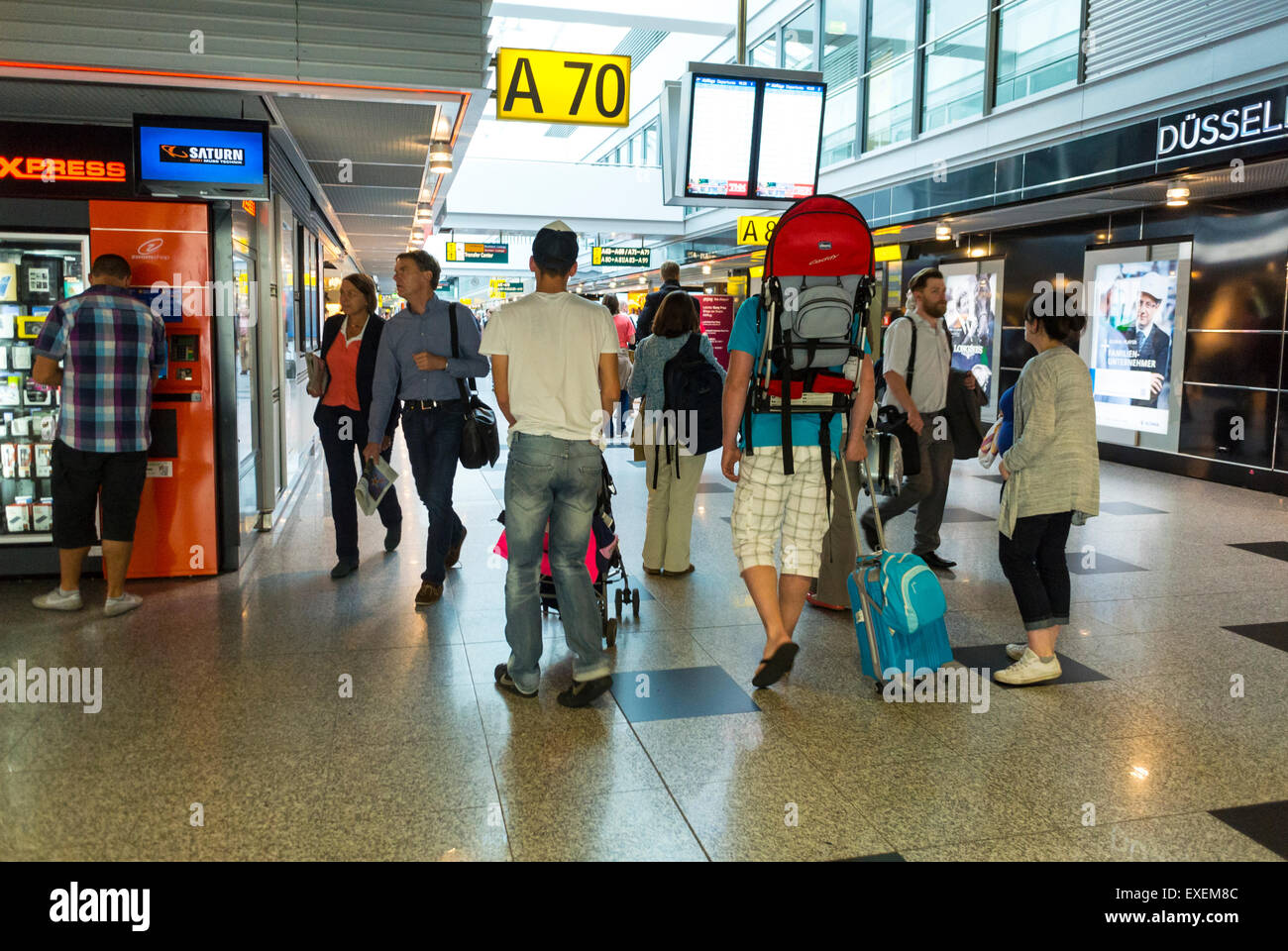 Dusseldorf, Germania, turisti camminando nel corridoio dell'aeroporto internazionale tedesco, affollato aeroporto europeo, viaggiatori in un aeroporto Foto Stock