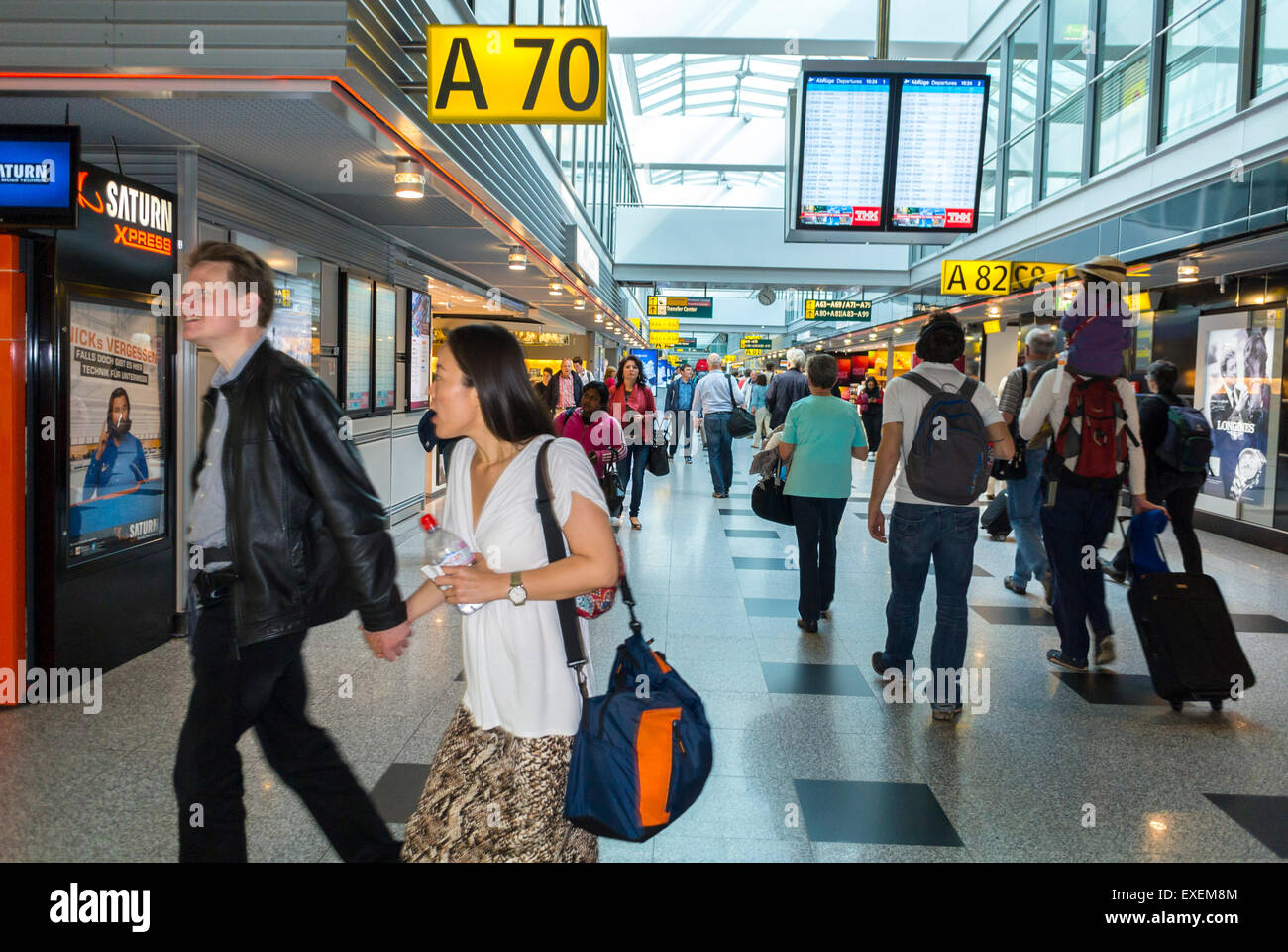 Dusseldorf, Germania, grande folla di persone, turisti che camminano nei corridoi affollati dell'aeroporto internazionale tedesco, design dei corridoi modernisti, viaggiatori in aeroporto Foto Stock