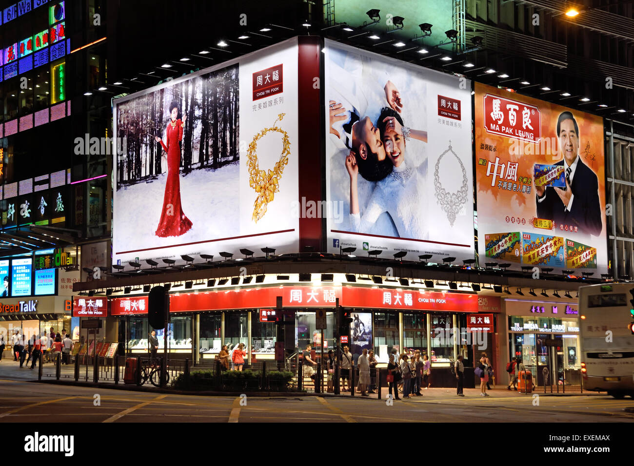 Chow Tai Fook Hong Kong Jewelery cinese Cina ( sera notte di luce al neon billboard ) Foto Stock