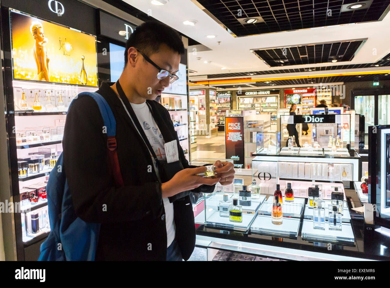 Dusseldorf, Germania, Shopping turistico cinese presso il negozio di prodotti cosmetici di lusso all'aeroporto tedesco, negozio di profumi, parfumeur, duty free, Christian Dior, LVMH interno Foto Stock