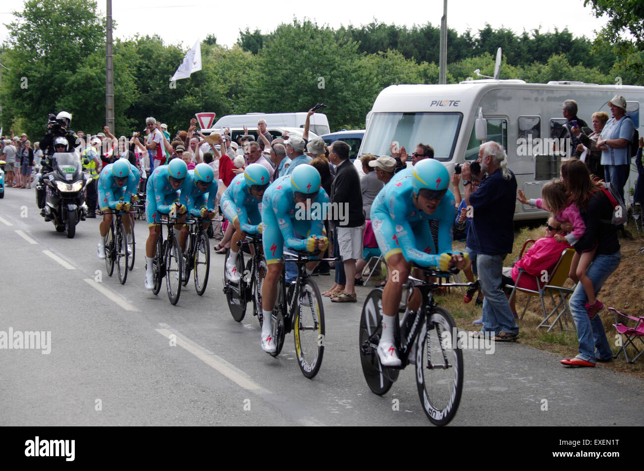 Le Bodan, Plumelec, Brittany, Francia. 12 Luglio, 2015. Astana Pro Team competono al Tour de France 2015 Stadio 9 Team Crono Credito: Luca Peters/Alamy Live News Foto Stock