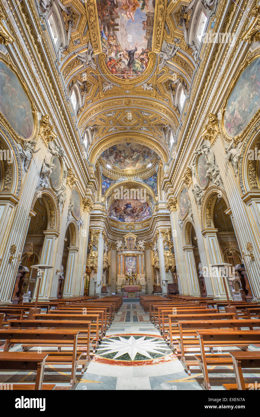 Roma, Italia - 26 Marzo 2015: la navata della chiesa barocca Chiesa Nuova (Santa Maria in Vallicella). Foto Stock