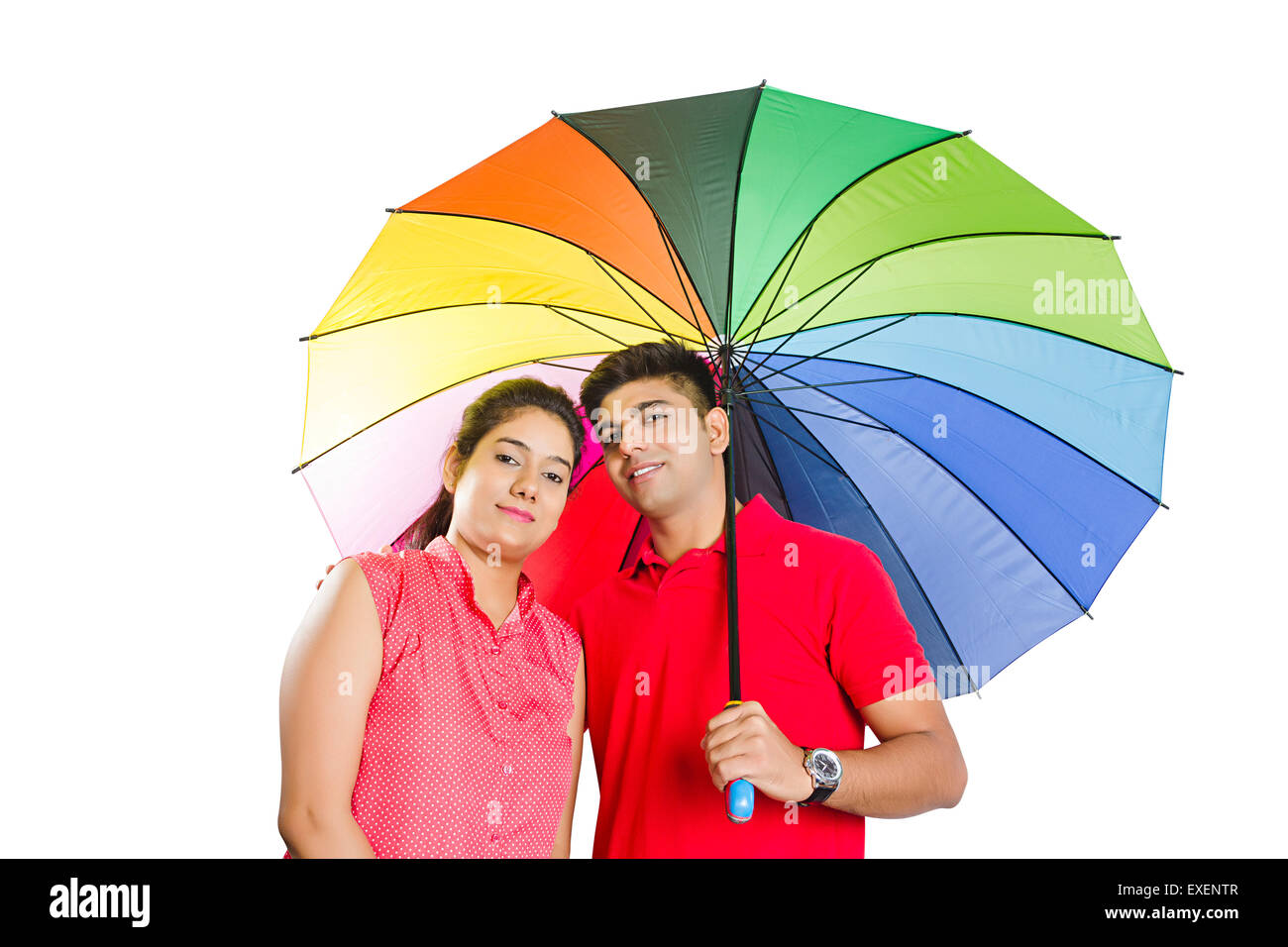 2 indian coppia sposata ombrello di protezione dalla pioggia Foto Stock