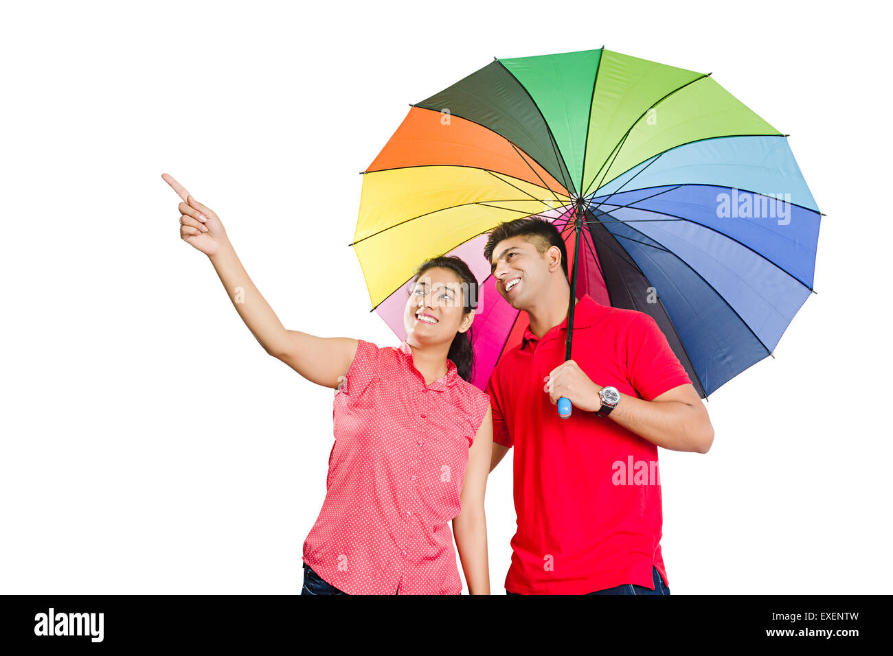 2 indian coppia sposata ombrello protezione dalla pioggia il dito puntato Foto Stock