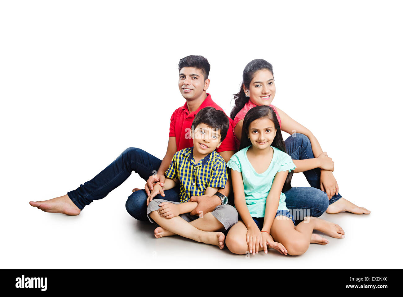 Indian i genitori con bambini di schiena seduta pongono Foto Stock