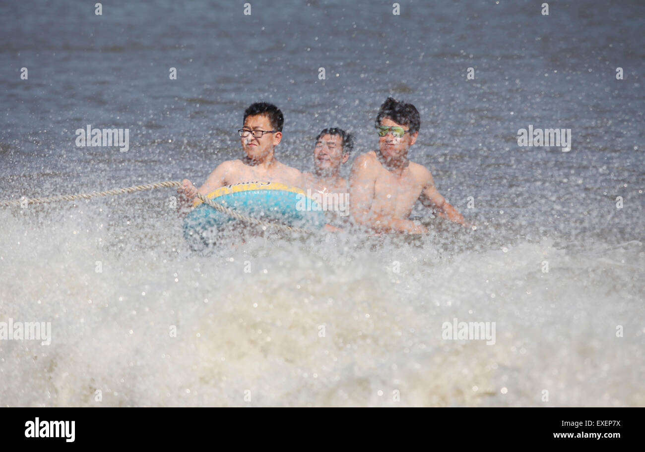 Dalian, cinese della provincia di Liaoning. 13 Luglio, 2015. Le persone hanno il divertimento in mare lungo la spiaggia Jinshitan di Dalian, a nord-est della Cina di Provincia di Liaoning, 13 luglio 2015. Cittadini sono andati alla spiaggia per sfuggire al caldo estivo come lunedì ha segnato il primo giorno di dog days. © Piao Feng/Xinhua/Alamy Live News Foto Stock