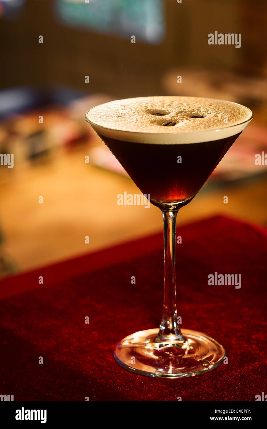 Caffè espresso Caffè espresso martini cocktail in bar Foto Stock