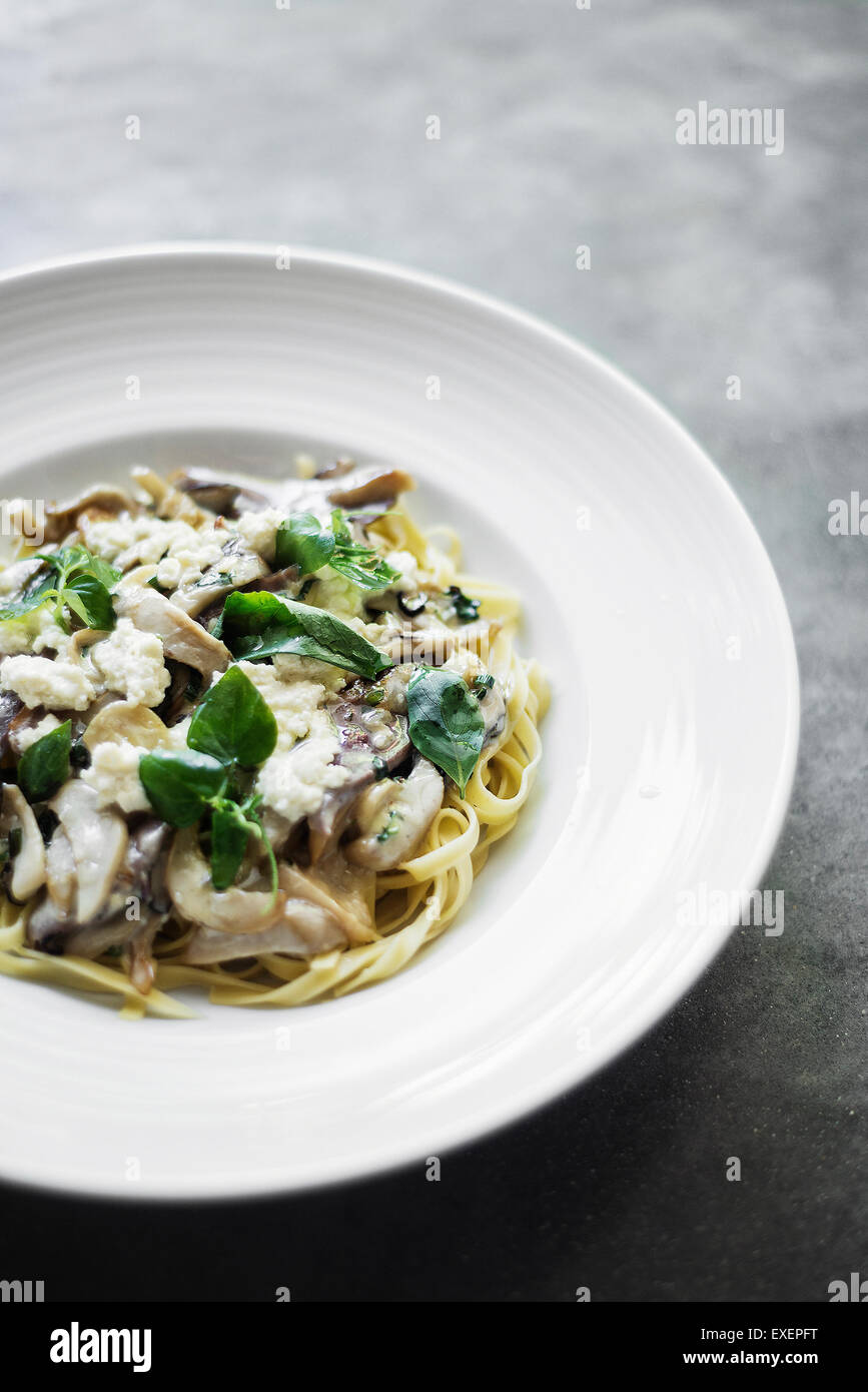 Fungo vegetariana di ricotta alle erbe e tagliatelle Foto Stock
