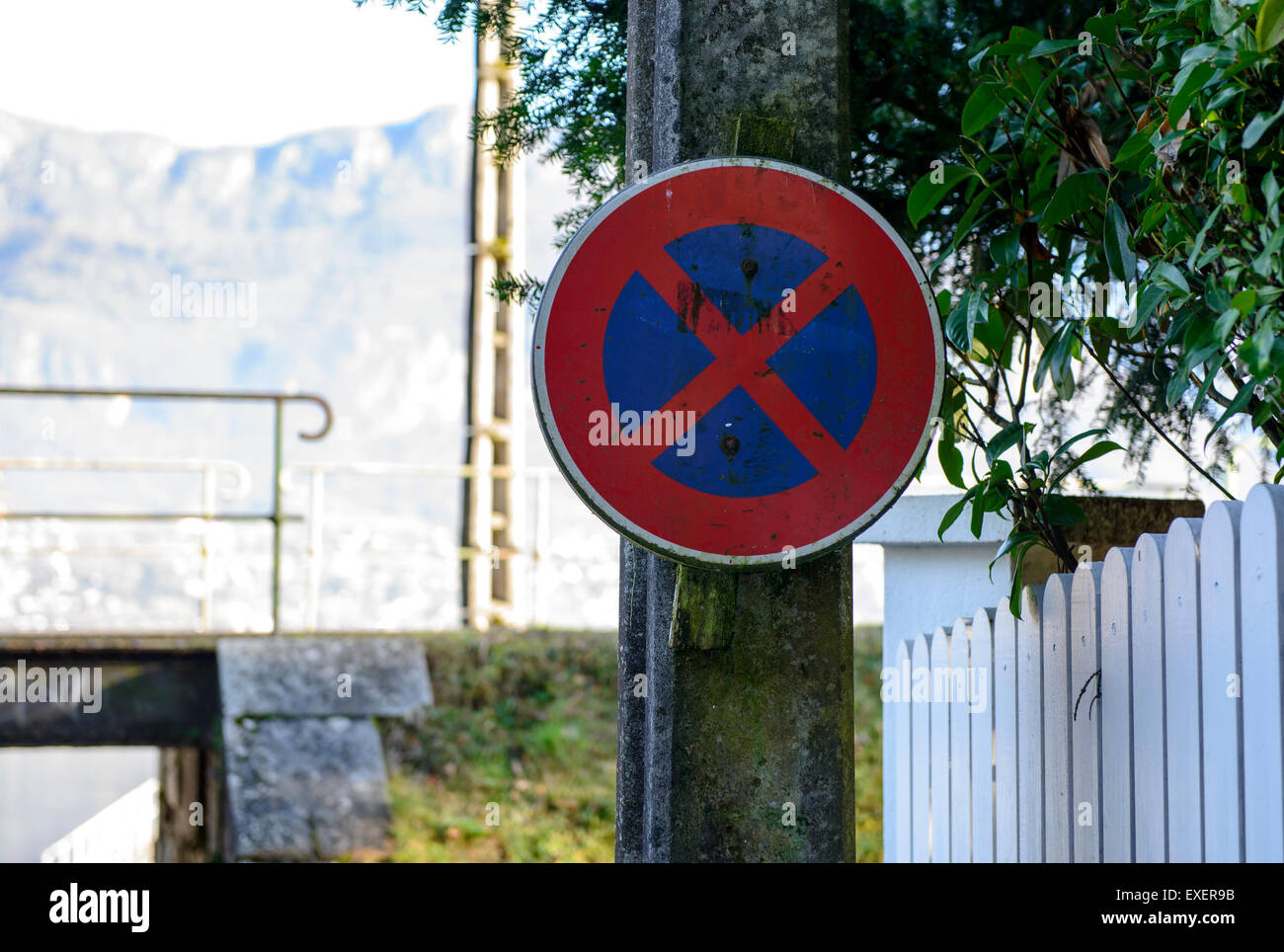 Segno francese vietato fermare sulla strada Foto Stock