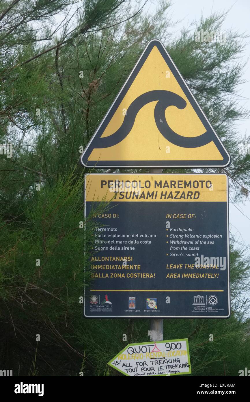 Segnale di avvertimento per i principali terminal per i traghetti a Stromboli di avvertimento del possibile tsunami a causa di vulcani attivi nel mar Tirreno Foto Stock