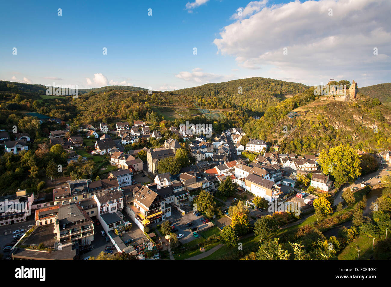 L'Europa, Germania, Renania-Palatinato, regione Eifel, visualizzare a Altenahr presso il fiume Ahr, sulla destra il castello sono. Europa, De Foto Stock