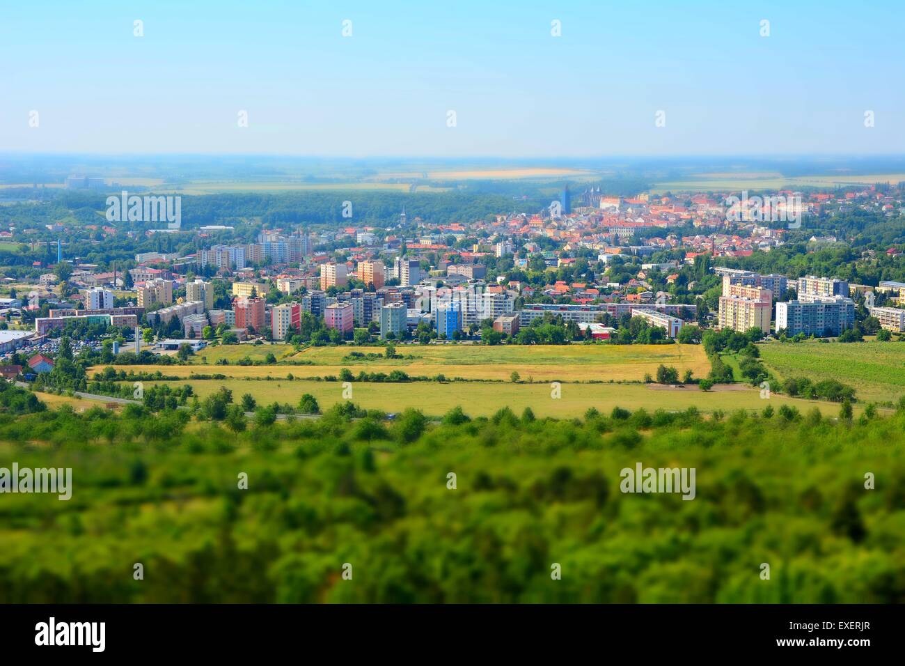 Tilt Shift paesaggio panorama di Kutna Hora città e foresta in Repubblica Ceca. Foto Stock